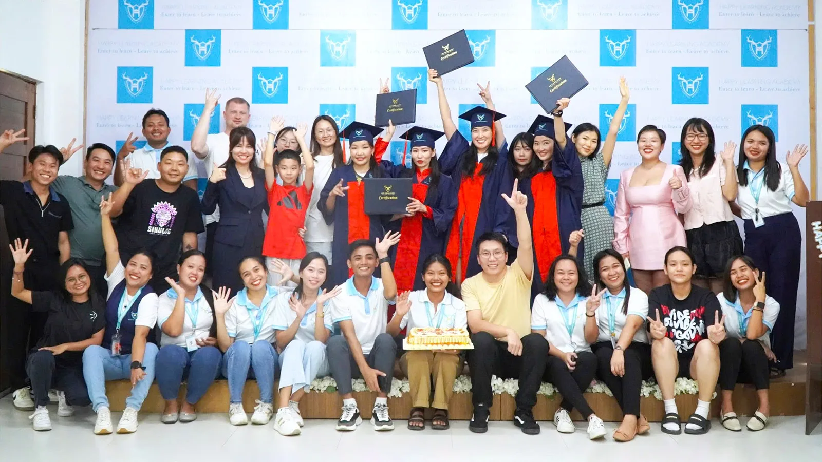 Học viên tốt nghiệp trường Anh ngữ HLA