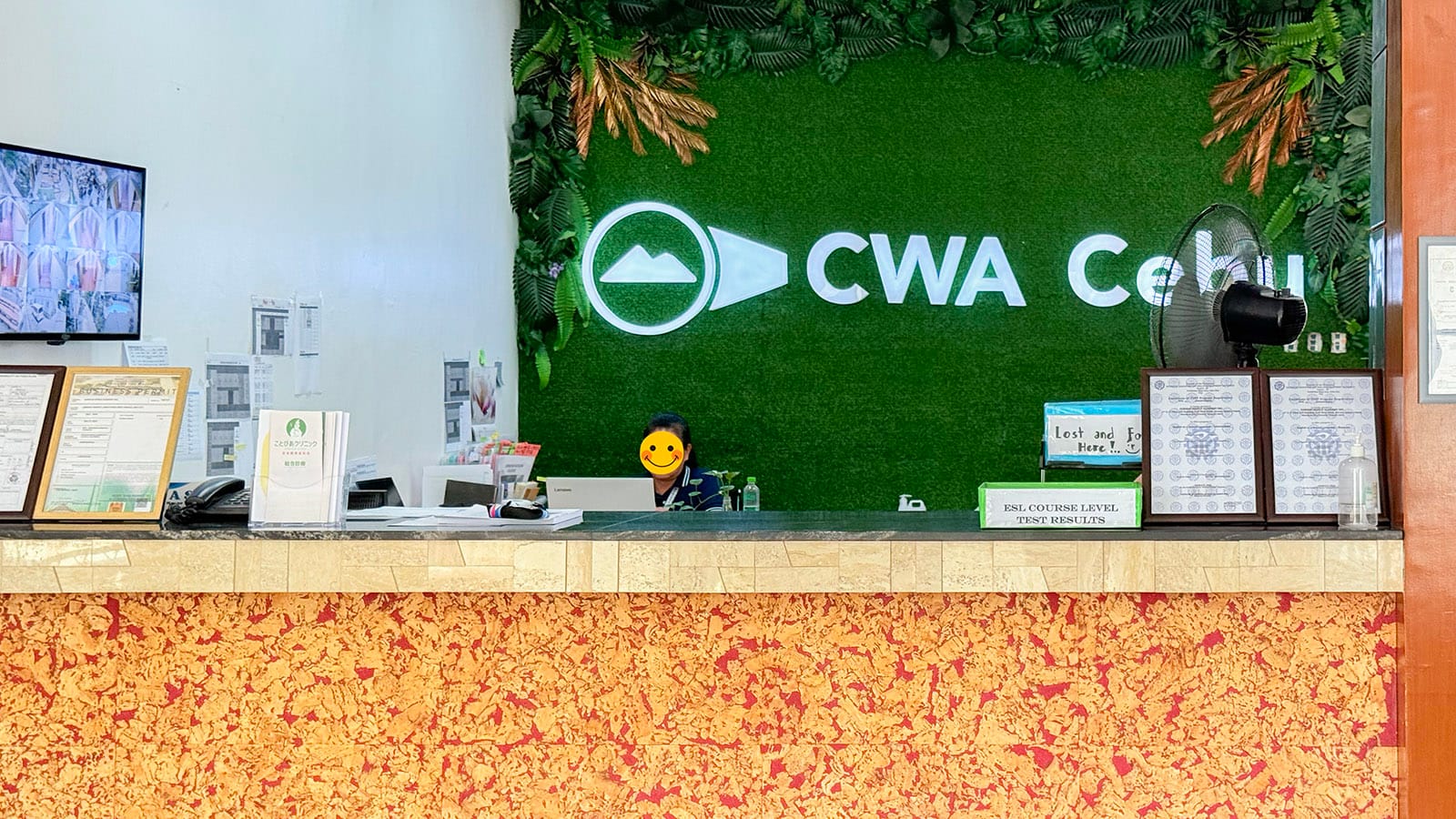 Quầy lễ tân trường Anh ngữ Curious World Academy