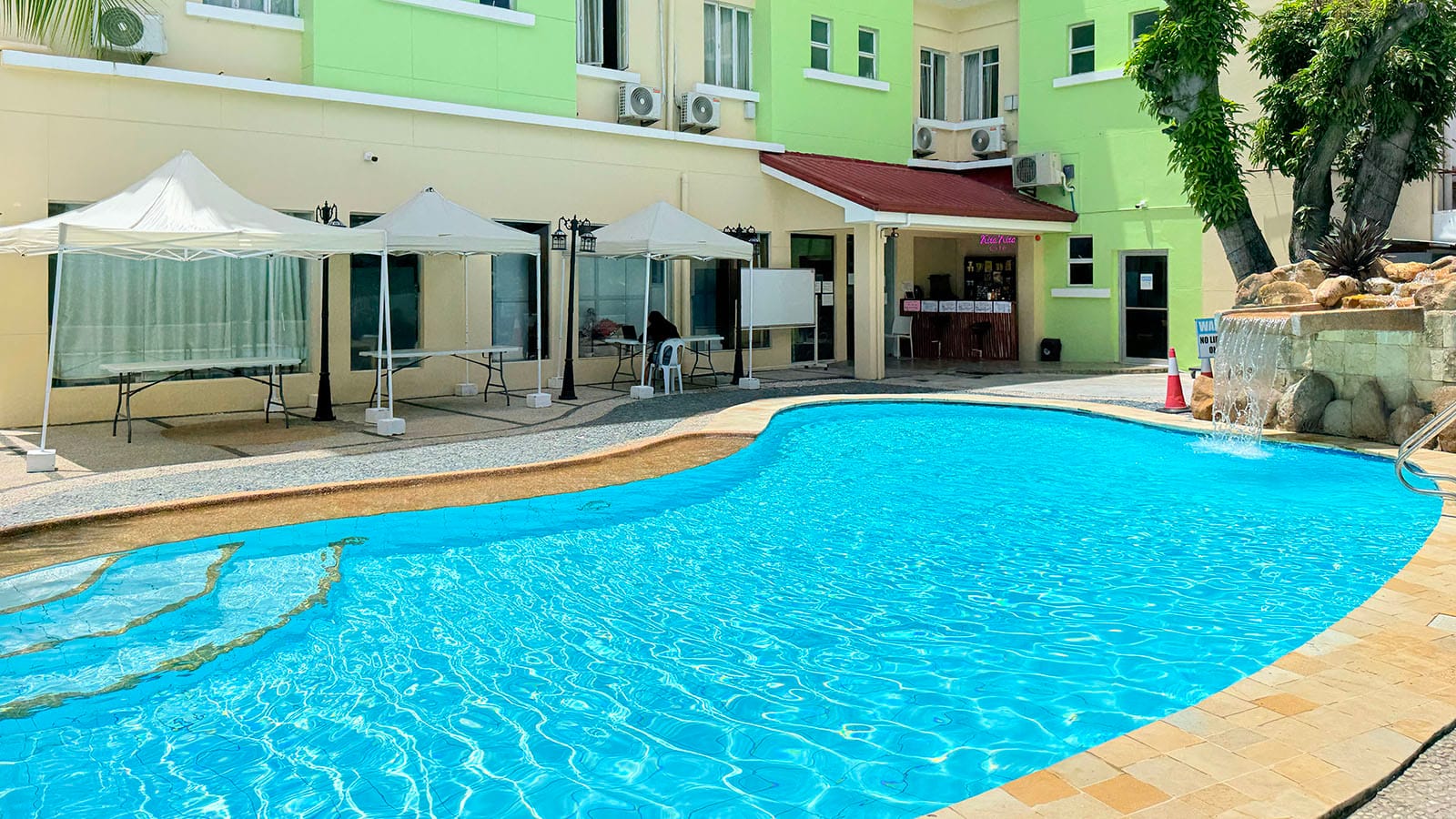 Hồ bơi trường Anh ngữ Curious World Academy