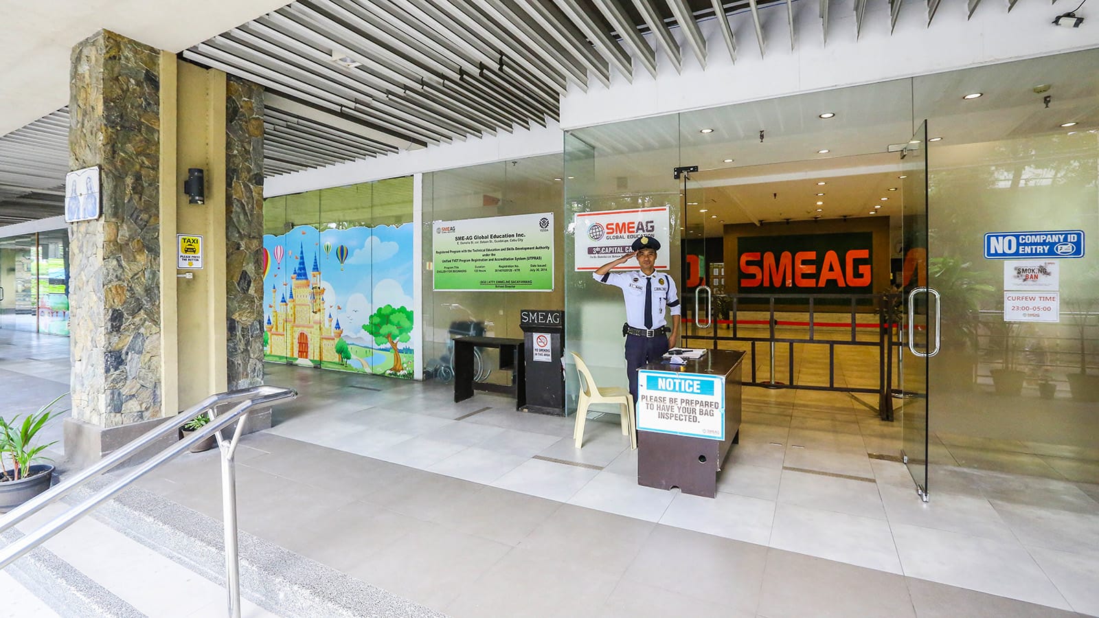 Cổng vào trường Anh Ngữ SMEAG (Capital Campus)