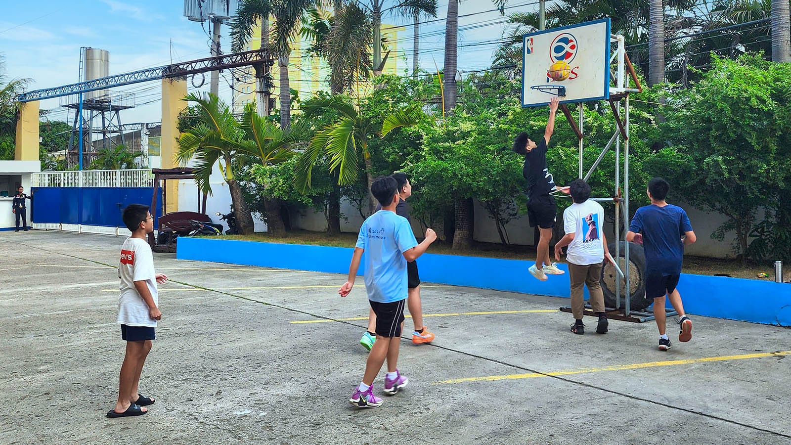 Sân bóng rổ trường Anh ngữ BTES