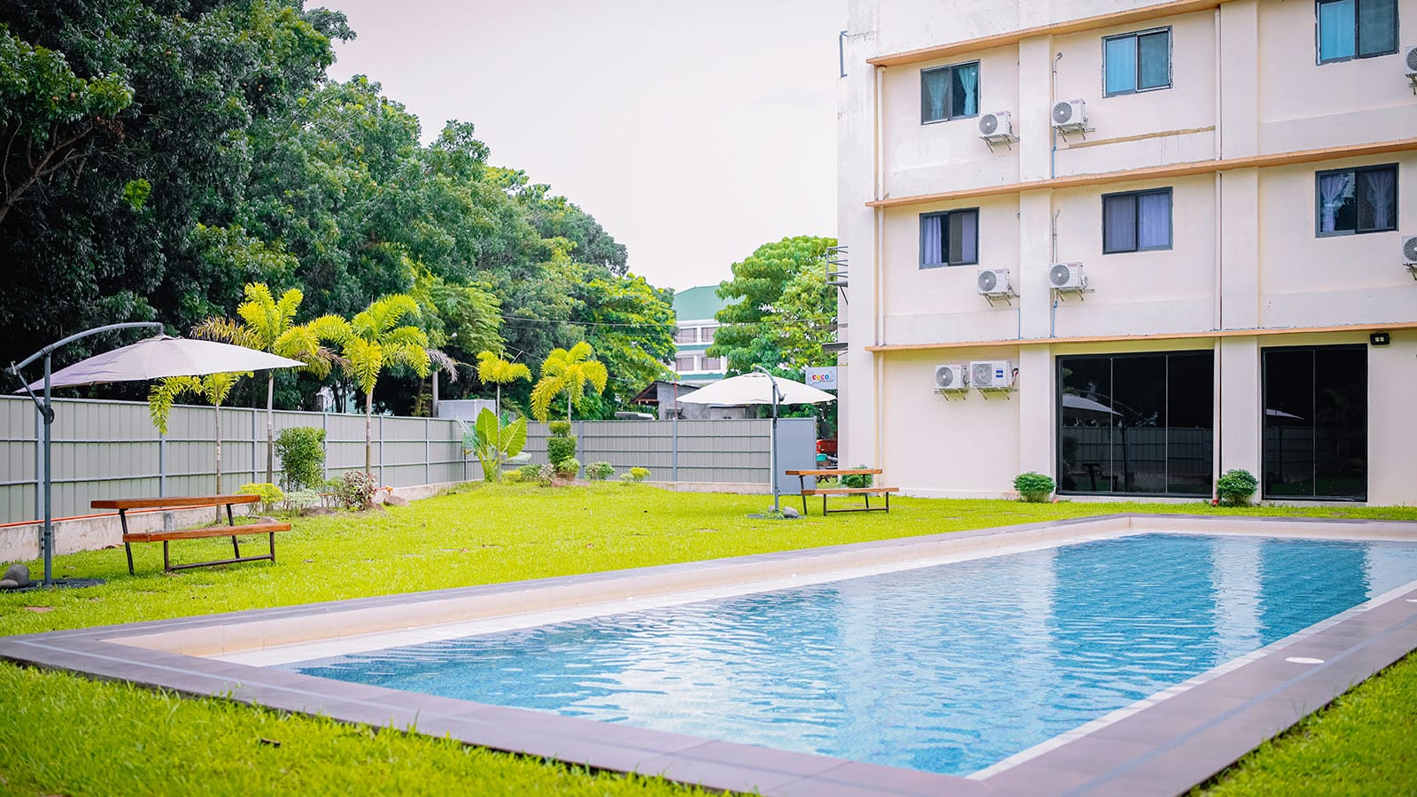 Hồ bơi trường Anh ngữ E-ROOM