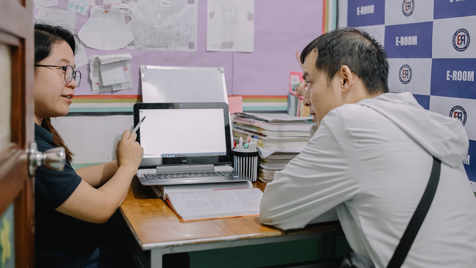 Lớp học trường Anh ngữ E-ROOM