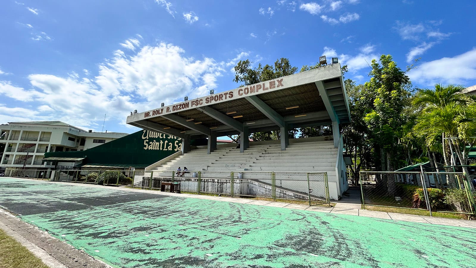 Khán đài trường Anh ngữ LSLC